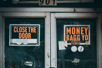 MONEYBAGG YO CLOSE THE DOOR