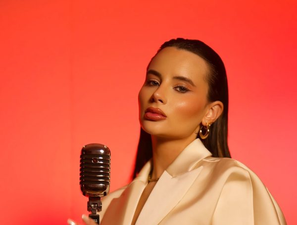 Anna Catharina Eyes On Me