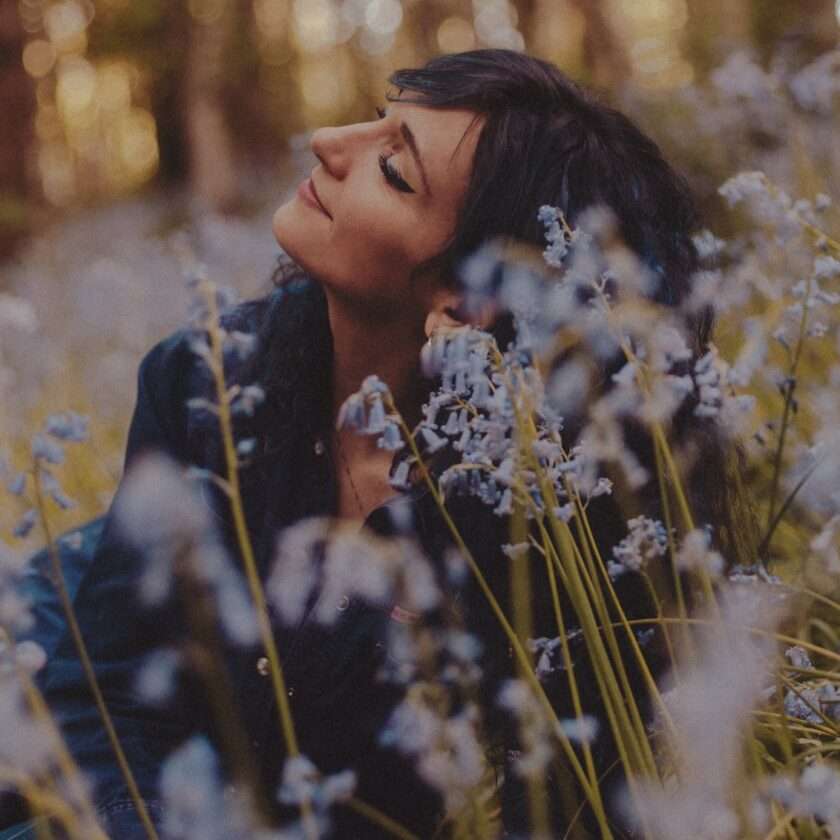 Julia Traser Makes a Stunning Return with New Single “Hi You” Screenshot