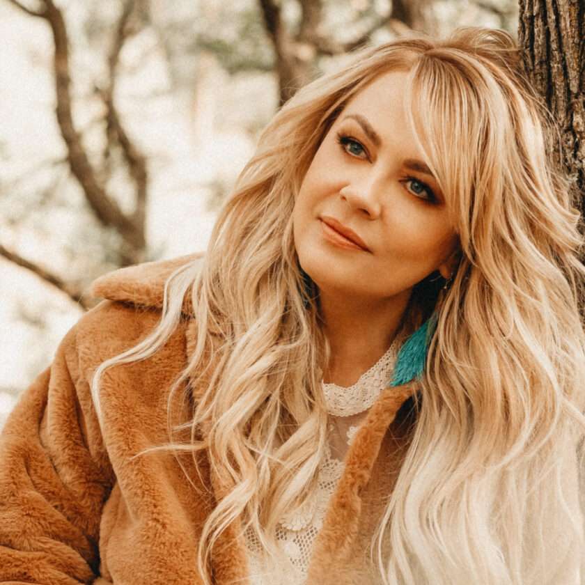 Shari Rowe Ushers in the Holidays with “Family Gathering” Shari Rowe - Family Gathering