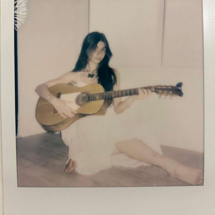 Dreampop Riser Pilar Victoria Shares Intimate Christmas Rework Of ‘Bloomed In Snow’ Pilar Victoria - Bloomed In Snow (Acoustic)