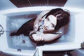 Girl Apocrypha - Dealer