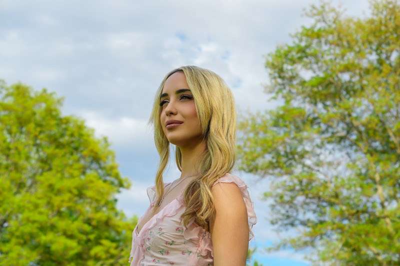 Raphaela Embraces the Thrill of Love You Can’t Outrun on New Single “Lose This Race” 52 Raphaela - Lose This Race